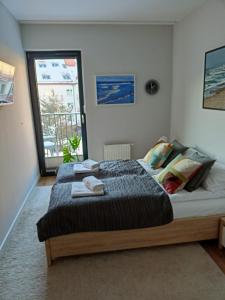 Łóżko lub łóżka w pokoju w obiekcie OnHoliday Apartamenty ze strefą Relax & Fun, ul Lwowska 12