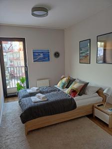 Łóżko lub łóżka w pokoju w obiekcie OnHoliday Apartamenty ze strefą Relax & Fun, ul Lwowska 12