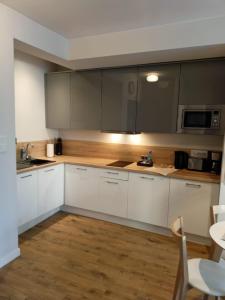 Kuchnia lub aneks kuchenny w obiekcie OnHoliday Apartamenty ze strefą Relax & Fun, ul Lwowska 12