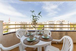 einen weißen Tisch und Stühle auf einem Balkon mit Aussicht in der Unterkunft Córdoba con bonitas vistas in Salou