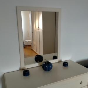 uno specchio seduto sopra un comò di Appartamenti Santa Chiara ad Assisi
