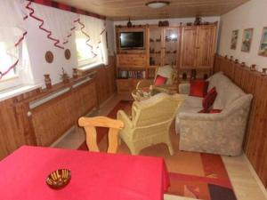 ein Wohnzimmer mit einem Sofa und einem Tisch in der Unterkunft Ferienwohnung Liebke - Objekt 25918 in Biestow
