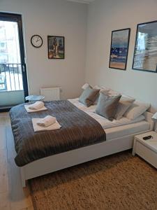 Кровать или кровати в номере OnHoliday Apartamenty Lwowska