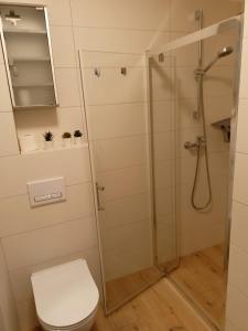 łazienka z prysznicem i toaletą w obiekcie OnHoliday Apartamenty ze strefą Relax & Fun, ul Lwowska 12 w Kołobrzegu +37 zdjęć