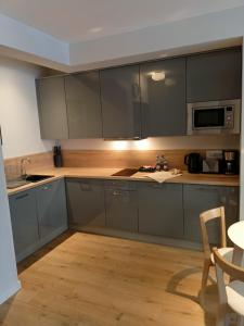 Kuchnia lub aneks kuchenny w obiekcie OnHoliday Apartamenty ze strefą Relax & Fun, ul Lwowska 12