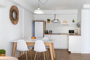 Kuchyň nebo kuchyňský kout v ubytování Flower Beach Suite 15