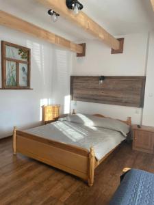 a bedroom with a large bed in a room at Apartament Naglaka in Ząb