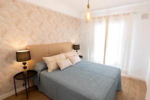 Postel nebo postele na pokoji v ubytování Flower Beach Suite 15