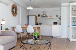 Kuchyň nebo kuchyňský kout v ubytování Flower Beach Suite 15
