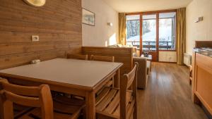 cocina y comedor con mesa y sillas en Grand Morillon-309 Appart vue pistes- 5 pers en Morillon