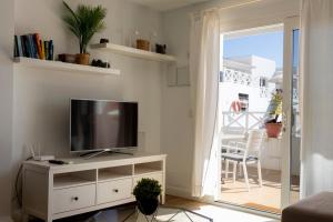 TV a/nebo společenská místnost v ubytování Flower Beach Suite 15