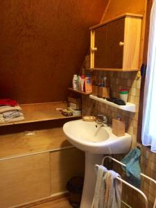 bagno con lavandino e specchio di Chalet de 2 chambres avec jardin amenage et wifi a Autrans Meaudre en Vercors ad Autrans