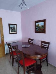 comedor con mesa de madera y sillas en La casa de Ainhoa, en Teruel