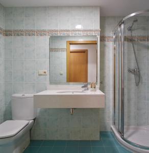 La salle de bains est pourvue d'un lavabo, de toilettes et d'une douche. dans l'établissement The Rentals Collection - Urumea II, à Saint-Sébastien