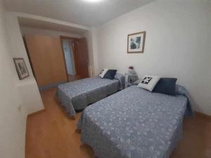 a room with two beds in a room at Apartamento San Andrés in Teruel