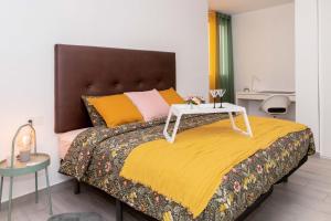 ein Schlafzimmer mit einem Bett und einem Tisch darauf in der Unterkunft Estrella del Mar in Torrevieja