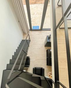 uma vista para uma escada num quarto com cadeiras em de Bosch em Lummen