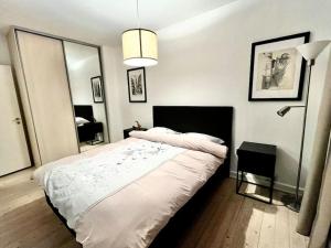 um quarto com uma grande cama branca num quarto em Martha em Aalborg