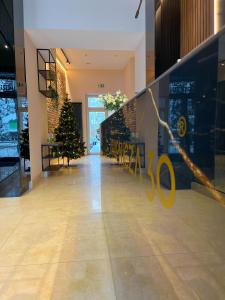 uma árvore de Natal no meio de um corredor em Hotel Krupnicza 30 na Cracóvia