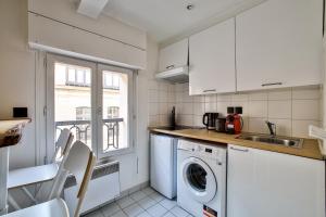 eine Küche mit einer Waschmaschine und einem Waschbecken in der Unterkunft 42.Studio 4Pers#Madeleine#Gallerie La Fayette in Paris
