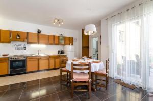 een keuken met een tafel met stoelen en een eetkamer bij Slavka in Crikvenica