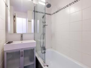 ein weißes Badezimmer mit Waschbecken und Dusche in der Unterkunft Studio chaleureux à Val-d'Isère avec WIFI, animaux acceptés - FR-1-694-52 in Val dʼIsère