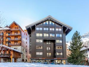 ヴァル・ディゼールにあるStudio cosy avec wifi, centre village, près des pistes - Val-d'Isère - FR-1-694-250の山前雪中大きな建物