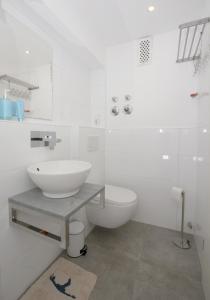 韋斯特蘭的住宿－1-194, traumhafter Blick über Westerland im Haus Metropol, 8 Etage，白色的浴室设有水槽和卫生间。