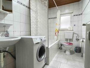 W łazience znajduje się pralka i umywalka. w obiekcie SAD190 - Zentrale Moderne Monteurwohnungen w mieście Schwandorf