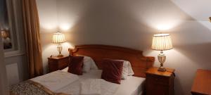 Un dormitorio con una cama con dos lámparas encima. en Belle Époque Panorama Apartment, en Bad Gastein