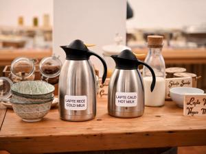 Mercure Medias Binderbubi Hotel And Spa的咖啡和沏茶工具