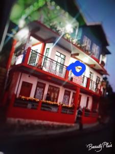 um edifício com um sinal azul em frente em Kalimpong View Stay em Kalimpong