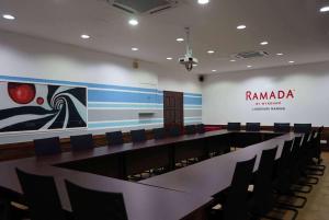 Ramada by Wyndham Langkawi Marina في كواه: قاعة المؤتمرات مع طاولة وكراسي طويلة