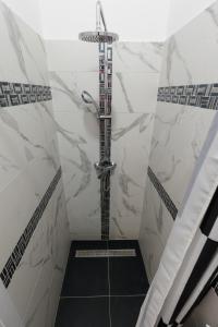 een badkamer met een douche en een weegschaal bij Crystal Apartments in Boedapest