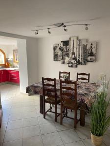 um quarto com uma mesa e duas cadeiras e uma cama em Bel Appartement modernisé avec terrasse. em Villar-Saint-Pancrace