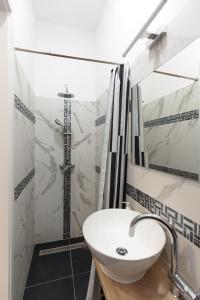 een badkamer met een witte wastafel en een douche bij Crystal Apartments in Boedapest