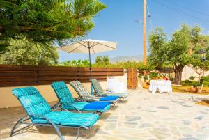 Κήπος έξω από το Villa Constantinos