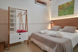 a bedroom with a bed with towels on it at Redondo de Guayedra in Guayedra