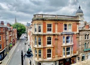 a view of a city street with a building at Spacious, Elegant City Centre Apartment with FREE WIFI in Nottingham