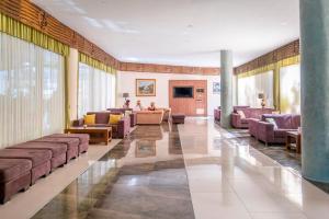 eine Lobby mit Sofas und einem Wohnzimmer in der Unterkunft L'ancora Beach Hotel in Kemer