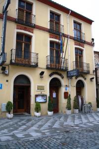 un edificio con balcones y plantas frente a él en Gran Hostal San Segundo, en Ávila