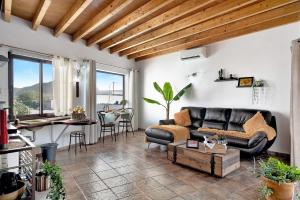 Casa Guenia I في تيغيسي: غرفة معيشة مع أريكة وطاولة