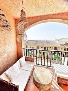 patio con sofá y mesa en el balcón en Luxury Apartments Mascarat, en Altea