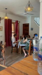 um grupo de pessoas sentadas à mesa em Lala salama Kendwa villas em Kendwa