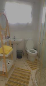 łazienka z toaletą i umywalką w obiekcie Ntindili Bed and Breakfast w mieście De Deur