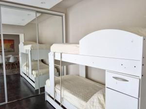 1 dormitorio con 2 literas y espejo en Palermo Soho - Luminoso Depto 2 dorms para 4/5 pax en Buenos Aires