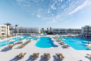 沙姆沙伊赫White Hills Resort的度假村泳池景观