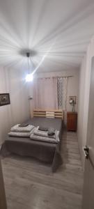 1 dormitorio con 1 cama grande en una habitación en Apartamenty w Starym Kinie, en Świeradów-Zdrój