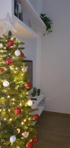Un árbol de Navidad con luces en una habitación en Casa Semplice, en Taranto