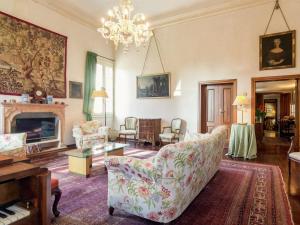 un soggiorno con divano e camino di Historic Venetian Style Castle in Piombino Dese with Pool a Piombino Dese